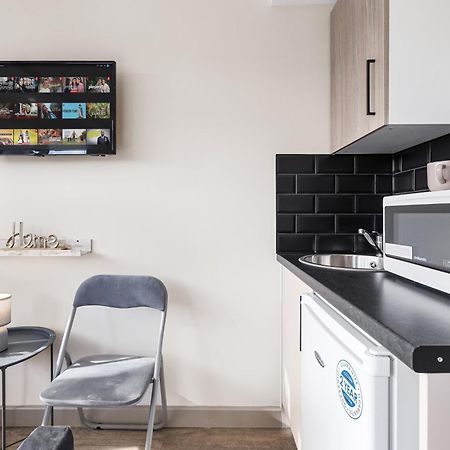 Serviced Ensuite Modern Studio - Sleeps 2 - Near Wembley Stadium - Good Transport Link To Central London - Harrow Ha3 Hatch End Bagian luar foto