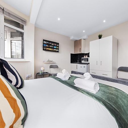 Serviced Ensuite Modern Studio - Sleeps 2 - Near Wembley Stadium - Good Transport Link To Central London - Harrow Ha3 Hatch End Bagian luar foto