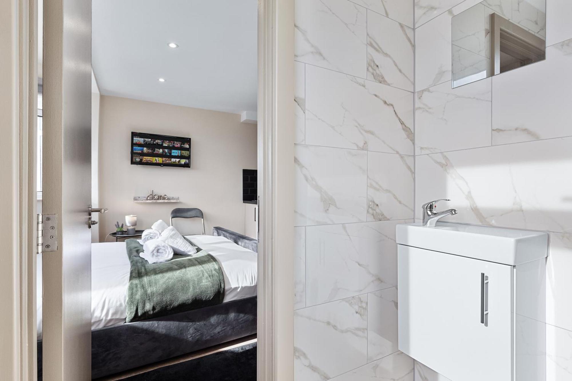 Serviced Ensuite Modern Studio - Sleeps 2 - Near Wembley Stadium - Good Transport Link To Central London - Harrow Ha3 Hatch End Bagian luar foto